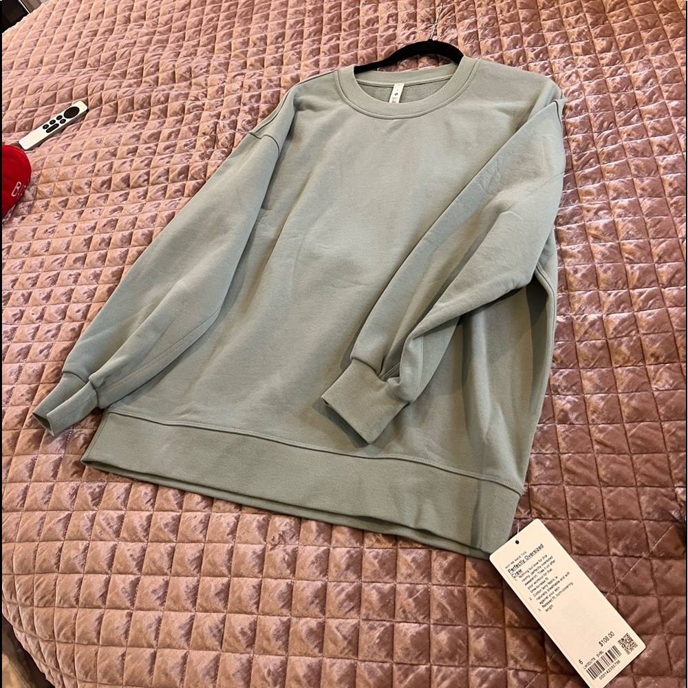 Lululemon Perfectly oversized Crew - NWT size 6